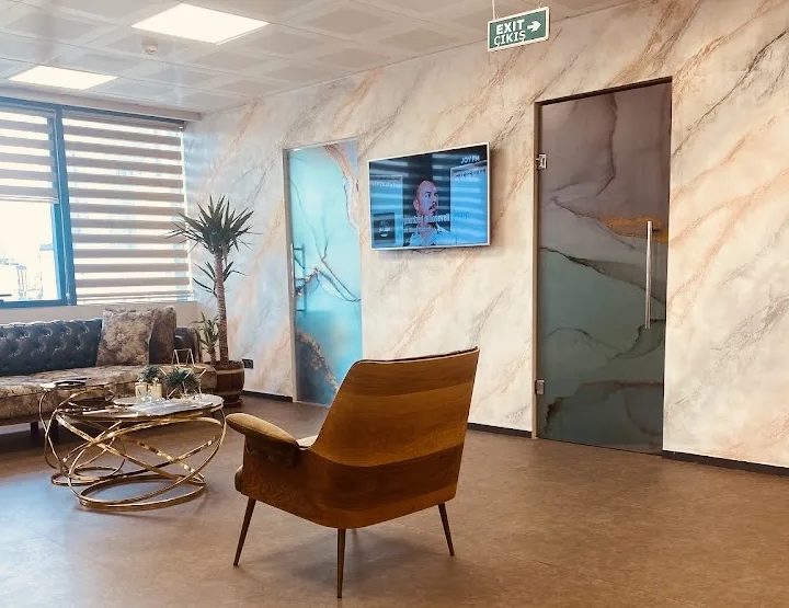 Waiting area with armchair and TV at the Global Health Hair clinic in Istanbul